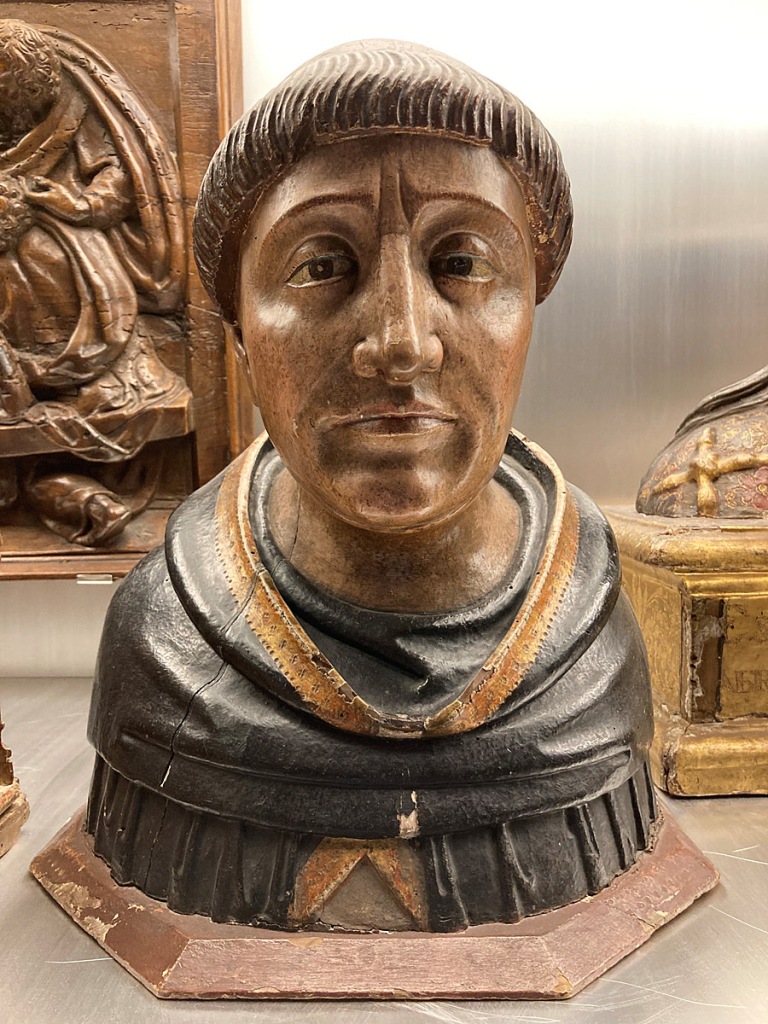 Fig. 1. Busto relicario de Sto Domingo. Castilla, hacia 1500. Madera tallada, dorada y policromada. Inv. 274. Antes de la restauración (junio 2023).